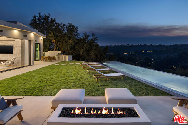 9715 Arby Drive, Beverly Hills CA: https://media.crmls.org/mediaz/78352e4b-17bd-44b9-8795-63872edf194f.jpg