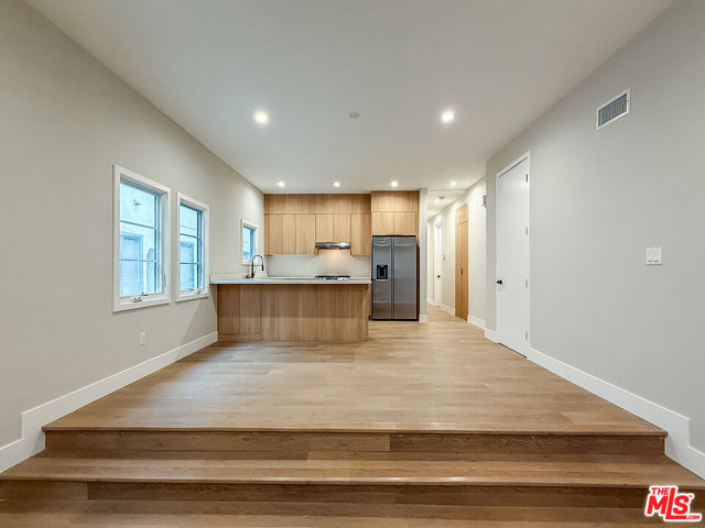 150 N Arnaz Drive, Beverly Hills CA: https://media.crmls.org/mediaz/7835db6a-29ff-4a72-8ead-911de589b91d.jpg