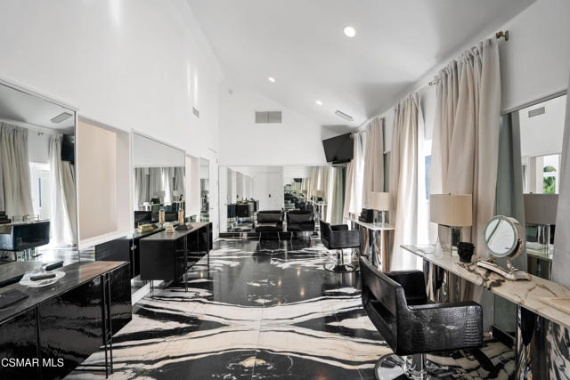 25665 Mulholland Highway, Calabasas CA: https://media.crmls.org/mediaz/78363e5c-6136-4c8b-893f-c03689e32e34.jpg