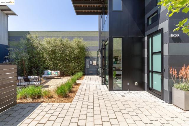 809 Folger Ave, Berkeley CA: https://media.crmls.org/mediaz/7836a9f5-69dd-4ef6-884e-c89fea10e84d.jpg