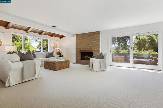 1087 Rahara Dr, Lafayette CA: https://media.crmls.org/mediaz/783702b1-d1cb-443c-ac2e-b8d5f0c43926.jpg