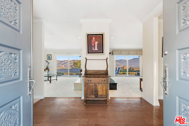 2212 Stacy Lane, Camarillo CA: https://media.crmls.org/mediaz/783714cd-950e-4764-ab4b-da0d17a4e1a1.jpg