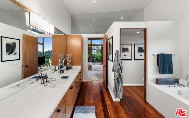 1659 Waynecrest Drive, Beverly Hills CA: https://media.crmls.org/mediaz/78374669-ce70-4d11-bb2e-adf5396d8e23.jpg
