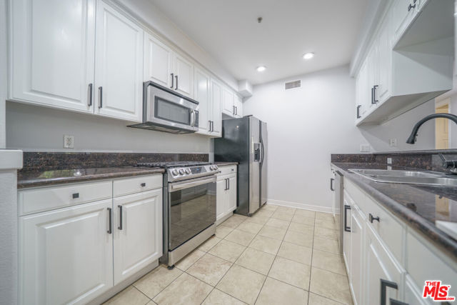 1401 S St Andrews Place, Los Angeles CA: https://media.crmls.org/mediaz/78378f92-bb92-43d8-8591-b7eb1bb17122.jpg