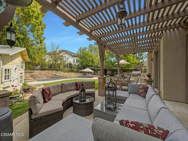331 Briar Bluff Circle, Thousand Oaks CA: https://media.crmls.org/mediaz/7837d9de-99ed-46b4-b46a-8f036ff8900c.jpg