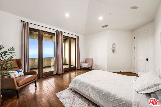 1853 Chastain, Pacific Palisades CA: https://media.crmls.org/mediaz/7837eb46-1749-41a9-8aa4-a405201f1035.jpg