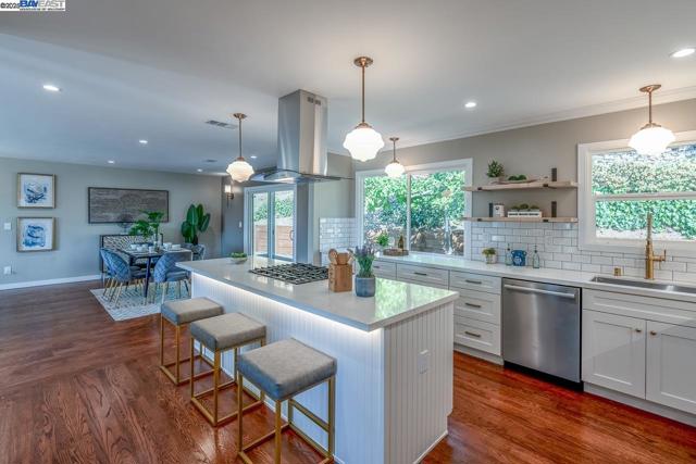 2818 Steinmetz Way, Oakland CA: https://media.crmls.org/mediaz/78389c40-80f6-46e3-ae90-9581d7c7f626.jpg