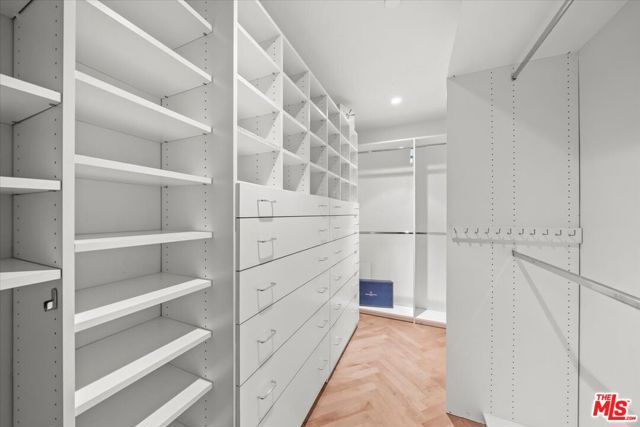 300 N Swall Drive, Beverly Hills CA: https://media.crmls.org/mediaz/783b80f8-e844-41a7-9827-cedef5e50577.jpg