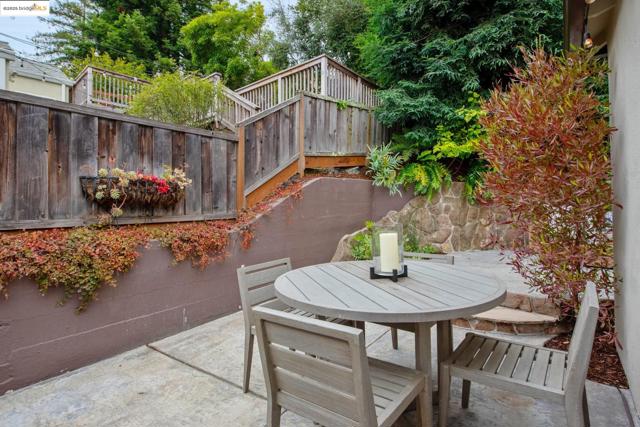 2250 Bywood Dr, Oakland CA: https://media.crmls.org/mediaz/783cb1ff-0e5e-4fa7-bca8-fda391a0e09b.jpg