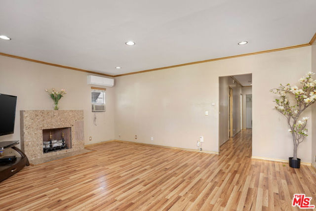 8740 La Salle Avenue, Los Angeles CA: https://media.crmls.org/mediaz/783d8741-7509-43be-b87d-57fc204b1957.jpg