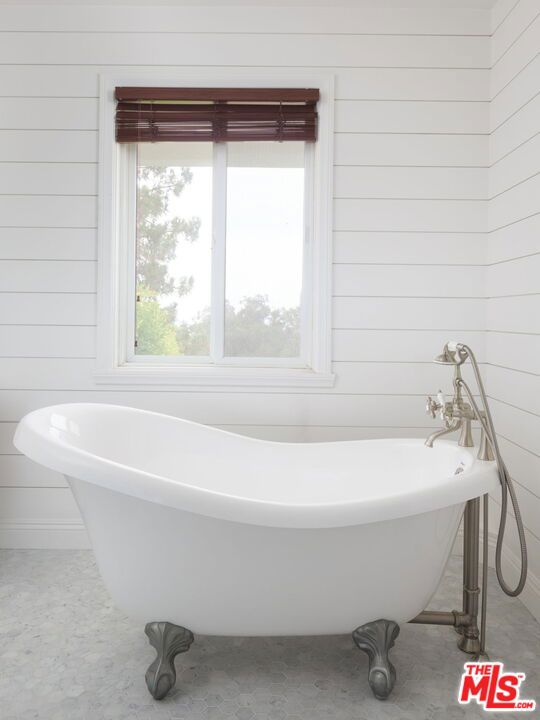 26533 Ocean View Drive, Malibu CA: https://media.crmls.org/mediaz/783e3aa7-ae47-4038-bac8-ecf8013bf9e2.jpg