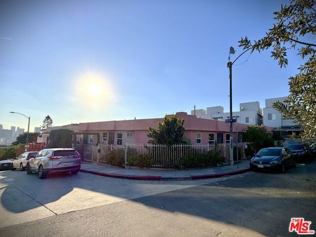 1126 White Knoll Drive, Los Angeles CA: https://media.crmls.org/mediaz/78404202-b002-4481-b96a-4077f0285387.jpg