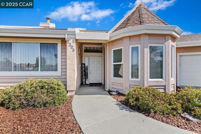 2323 Grosvenor Heights Ct, Livermore CA: https://media.crmls.org/mediaz/7840634c-e316-4273-abca-246a6a97e77e.jpg