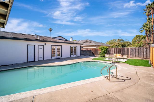 6588 Flanders Dr, Newark CA: https://media.crmls.org/mediaz/7841364f-7c1b-498a-952c-1ee0e8e5fad9.jpg