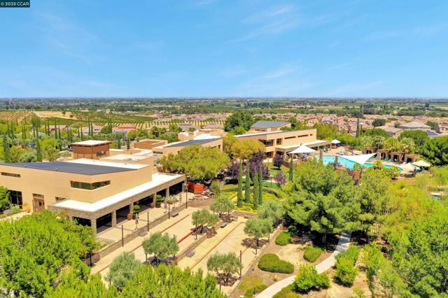 1648 Chianti Ln, Brentwood CA: https://media.crmls.org/mediaz/7841f74a-6c99-44d9-9d59-44d55276e0f7.jpg