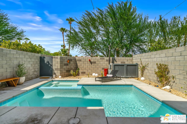 482 Paragon Loop, Palm Springs CA: https://media.crmls.org/mediaz/7842b101-afd7-419b-8438-acec5e7864b1.jpg