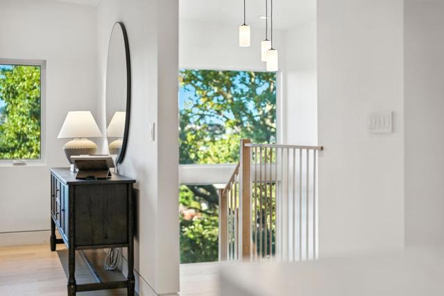 633 Manzanita Avenue, Corte Madera CA: https://media.crmls.org/mediaz/7845231f-89e3-4b7d-b453-5947b2b02606.jpg