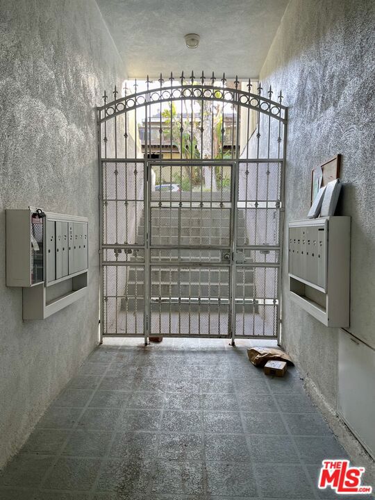 3101 5th Street, Santa Monica CA: https://media.crmls.org/mediaz/78457c7c-1cd4-49a5-9f70-c8e6eb2d2ef2.jpg
