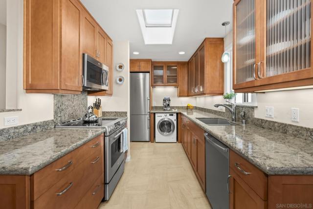 429 S Sierra Ave, Solana Beach CA: https://media.crmls.org/mediaz/7845b1bf-1a46-4563-b829-6608d3175212.jpg