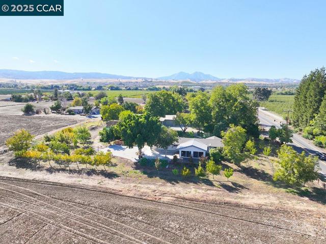 2280 Concord Ave, Brentwood CA: https://media.crmls.org/mediaz/78465853-31ee-4685-9d53-71424d381aed.jpg