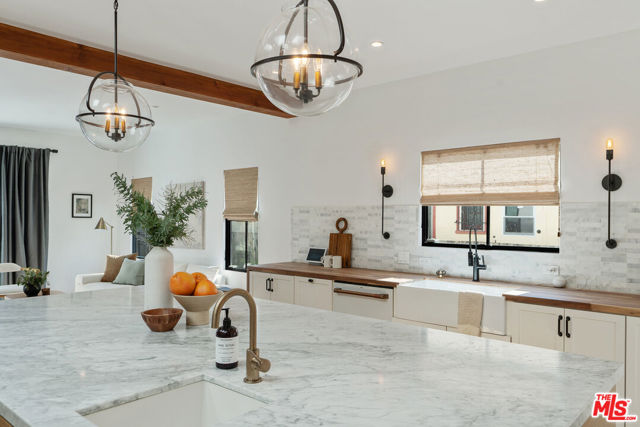 1280 S Sycamore Avenue, Los Angeles CA: https://media.crmls.org/mediaz/7846c064-fb51-45e7-9d1b-9de4c9f061f9.jpg