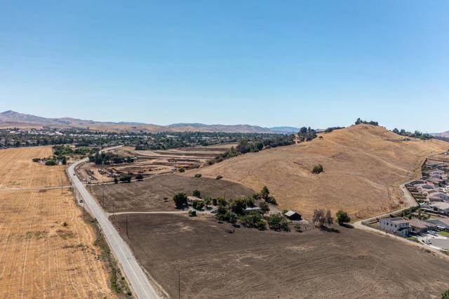 120 Enterprise Road, Hollister CA: https://media.crmls.org/mediaz/7847d609-8176-48e1-a4b4-be470e4ffd34.jpg