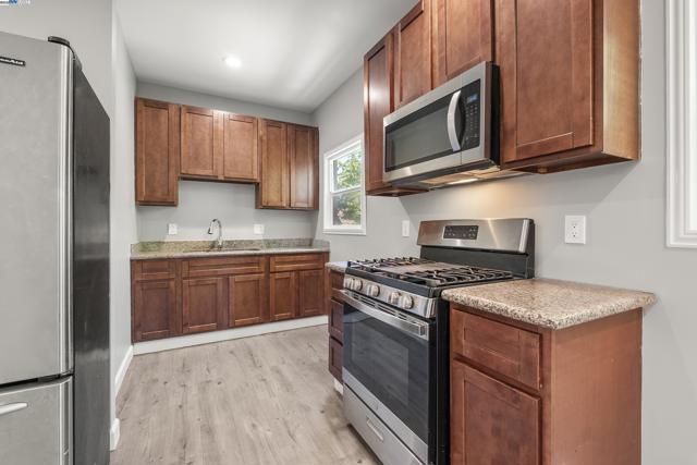 193 W Macarthur Blvd, Oakland CA: https://media.crmls.org/mediaz/78488697-c9b6-45be-8fea-a15cf32704dc.jpg