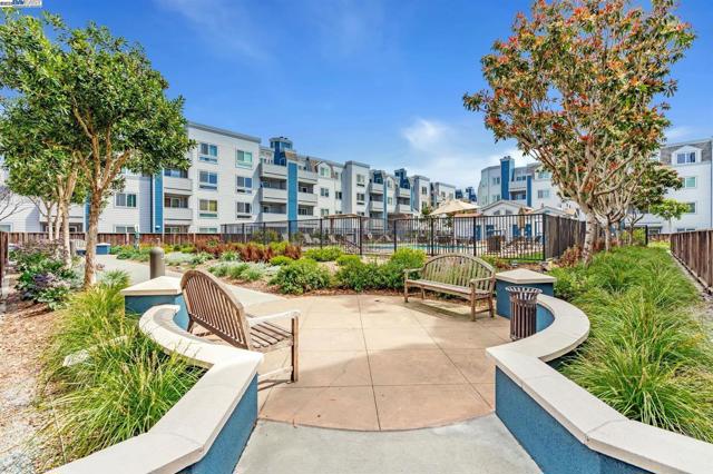 6400 Christie Avenue, Emeryville CA: https://media.crmls.org/mediaz/7849c1ca-7152-434f-b121-4cea75a80d9f.jpg