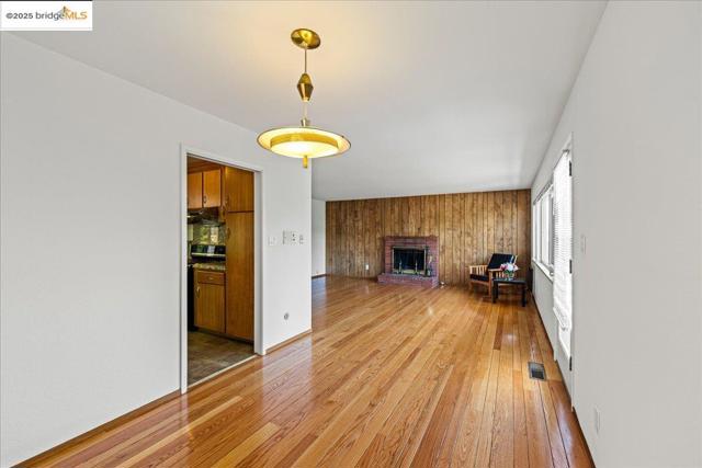 3312 Wisconsin St, Oakland CA: https://media.crmls.org/mediaz/784b1578-cdf9-46d5-a45d-63275474d769.jpg