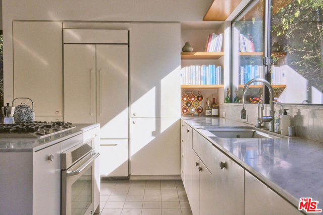 906 Superba Avenue, Venice CA: https://media.crmls.org/mediaz/784befbf-fa41-4ac2-a595-6c03e357c183.jpg