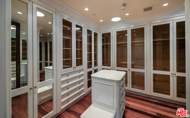 1021 N Crescent Drive, Beverly Hills CA: https://media.crmls.org/mediaz/784c1e99-d7b7-41a6-923c-be210a613258.jpg