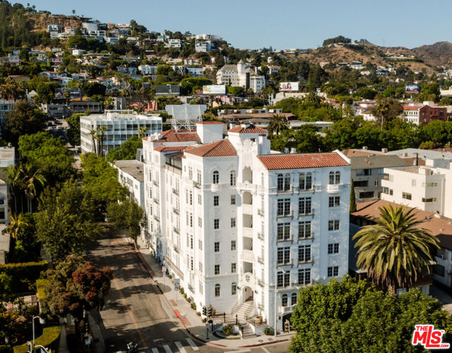 1302 Sweetzer Avenue, West Hollywood CA: https://media.crmls.org/mediaz/784da831-b685-4a21-aa7f-657cfa5592e7.jpg
