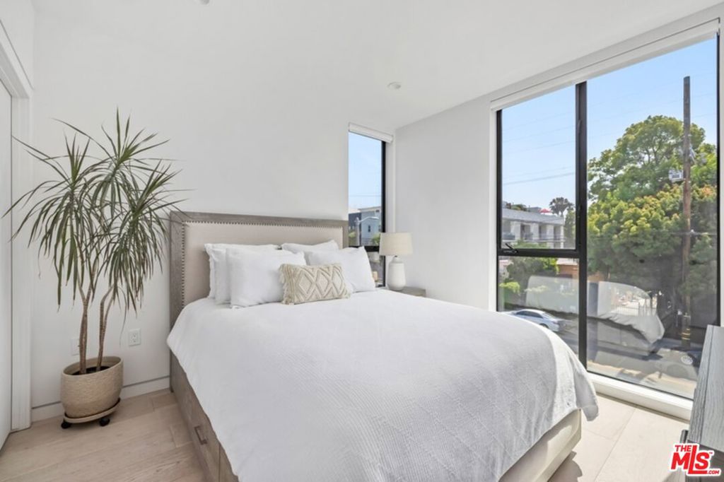 https://media.crmls.org/mediaz/784e5232-e25c-4693-9b12-fbdcb886fbf6.jpg?preset=X-Large