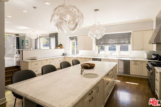 6 Bed Home for Sale in Los Angeles, California