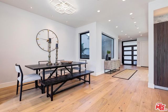 489 S Willaman Drive, Los Angeles CA: https://media.crmls.org/mediaz/7851a7b8-77ad-4e58-9fe2-80e95d443408.jpg