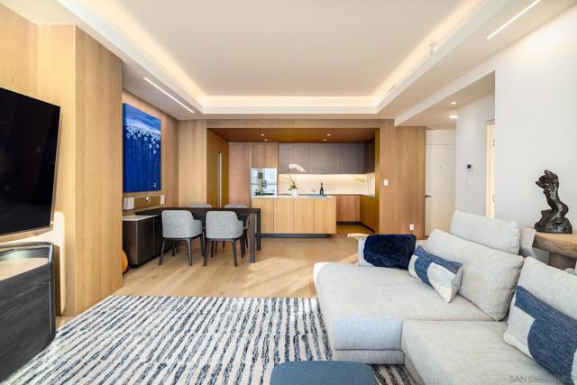 939 Coast Blvd, La Jolla CA: https://media.crmls.org/mediaz/7851a7ec-af10-4d25-aea6-138e0338fc23.jpg
