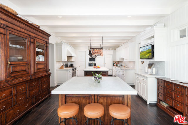 27540 Pacific Coast Highway, Malibu CA: https://media.crmls.org/mediaz/7851bd84-779d-4a85-9f01-ecf380a22a12.jpg