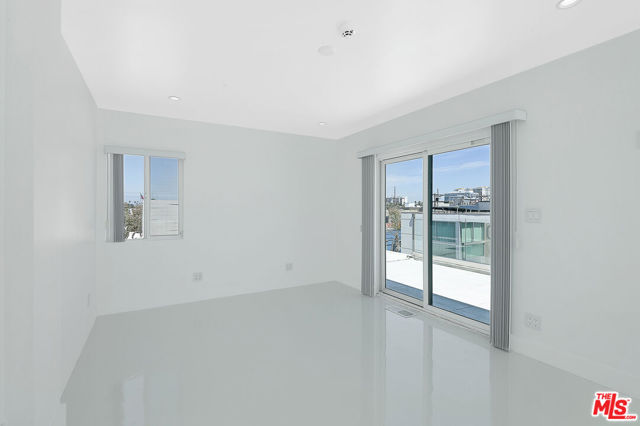 2419 Ocean Front Walk, Venice CA: https://media.crmls.org/mediaz/78526723-debe-4a10-8192-3cd007faaab6.jpg