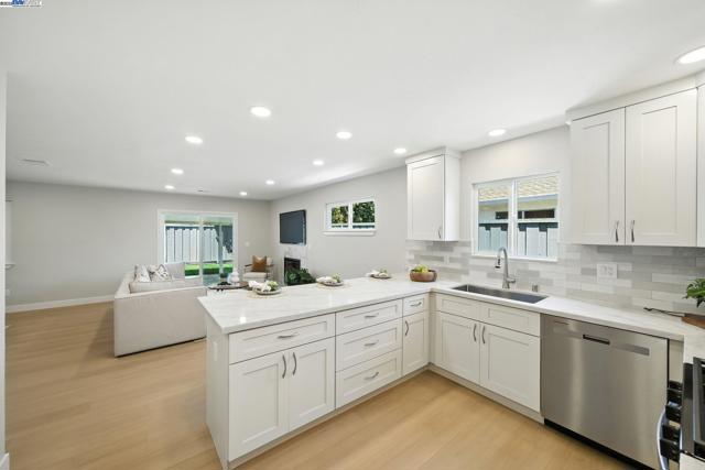 5525 Roosevelt Pl, Fremont CA: https://media.crmls.org/mediaz/7853c351-2404-428d-a335-4df83c97311e.jpg