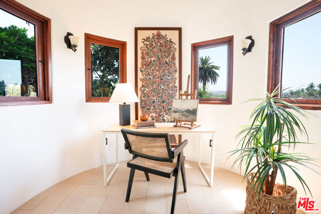 4559 E Rose Hill Drive, Los Angeles CA: https://media.crmls.org/mediaz/7853c476-a8a4-4bde-b20a-b1fe4fbfe29b.jpg