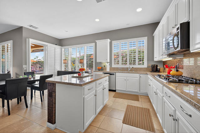 81157 Avenida Sombra, Indio CA: https://media.crmls.org/mediaz/785414f8-fd8b-453b-8bae-b5fe64e4e9bb.jpg