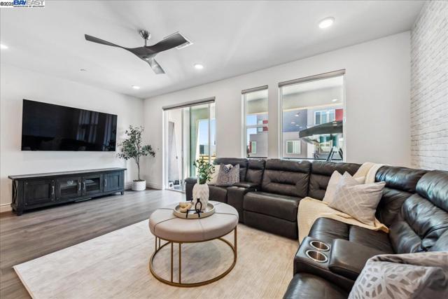 3933 Eminence St, Dublin CA: https://media.crmls.org/mediaz/78557f53-4920-4c7b-8498-0ed581c78a41.jpg