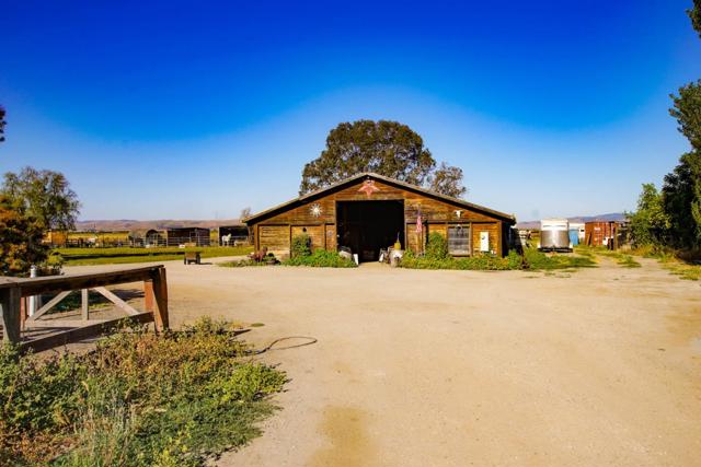 6200 Frye Lane, Hollister CA: https://media.crmls.org/mediaz/78560bff-e699-476c-ad24-6ecb9f545d03.jpg