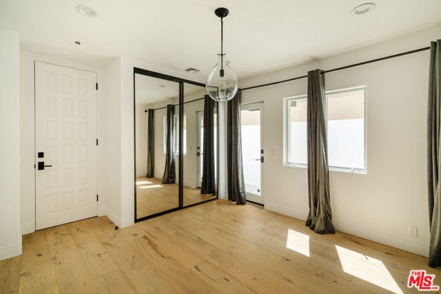609 21st Place, Santa Monica CA: https://media.crmls.org/mediaz/785643ab-66a9-47d6-964e-d46f0ad545e0.jpg