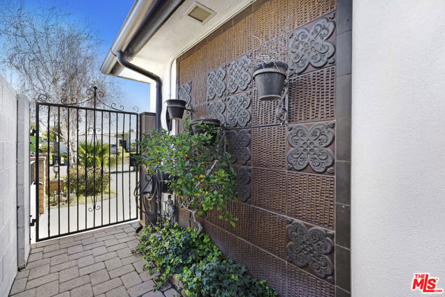 6409 Graves Avenue, Lake Balboa CA: https://media.crmls.org/mediaz/7856a0ac-d18a-445c-ba57-481d2e0783ca.jpg