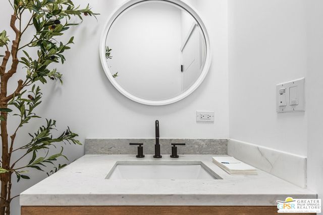 454 E Lindsey Drive, Palm Springs CA: https://media.crmls.org/mediaz/7856af54-890a-4b75-9f8c-86406e7d8641.jpg