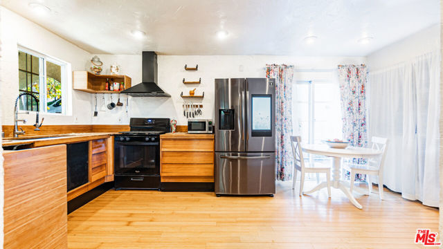 4707 Bedel Street, Woodland Hills CA: https://media.crmls.org/mediaz/785711c9-c82d-4aa1-96f6-1e8fef531245.jpg