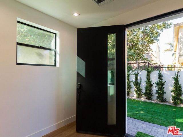 2817 1/2 S Redondo Boulevard, Los Angeles CA: https://media.crmls.org/mediaz/78574109-b40c-4940-9795-2b61b5f0c943.jpg