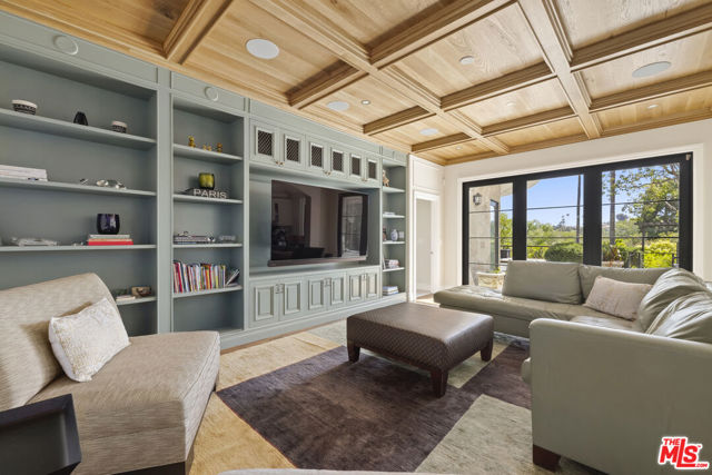 2325 Duxbury Circle, Los Angeles CA: https://media.crmls.org/mediaz/78577f05-2e8f-473e-b094-cc44649312c5.jpg