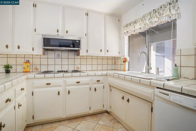 3323 Diablo Cir, Pinole CA: https://media.crmls.org/mediaz/7857baa3-61f1-4cfd-8422-0d3071a98b1a.jpg